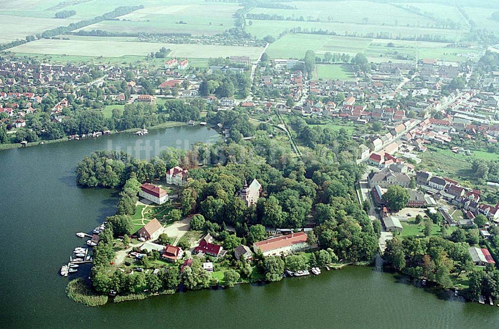 Luftbild Mirow / Mecklenburg Vorpommern - Mirow / Mecklenburg Vorpommern Blick auf Schlossinsel am Mirower See und Stadtzentrum Mirow 16.09.2003