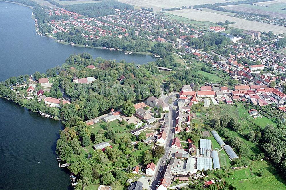 Luftaufnahme Mirow / Mecklenburg Vorpommern - Mirow / Mecklenburg Vorpommern Blick auf Schlossinsel am Mirower See und Stadtzentrum Mirow 16.09.2003