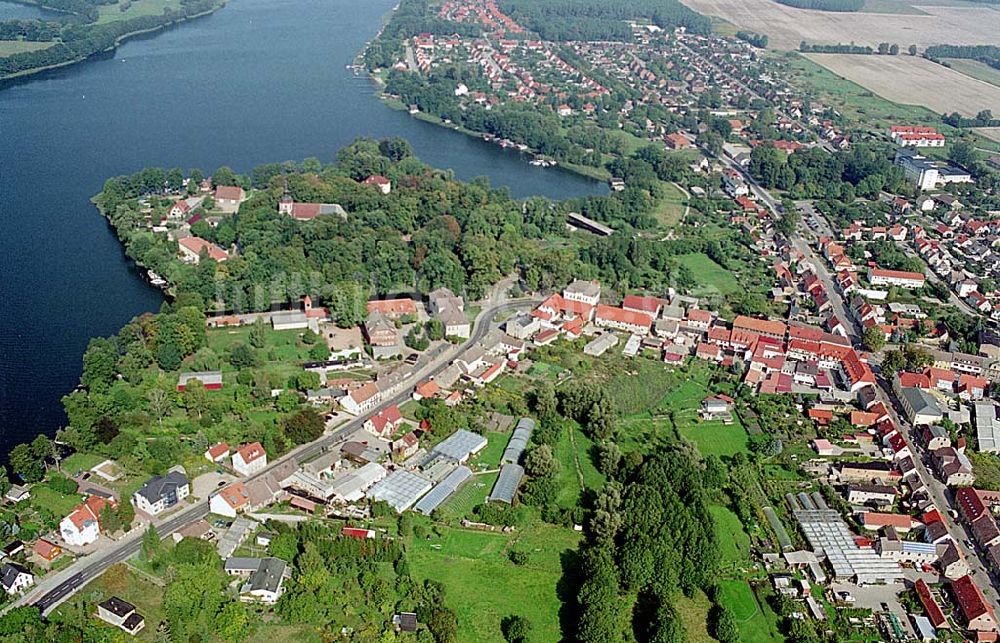 Mirow / Mecklenburg Vorpommern von oben - Mirow / Mecklenburg Vorpommern Blick auf Schlossinsel am Mirower See und Stadtzentrum Mirow 16.09.2003