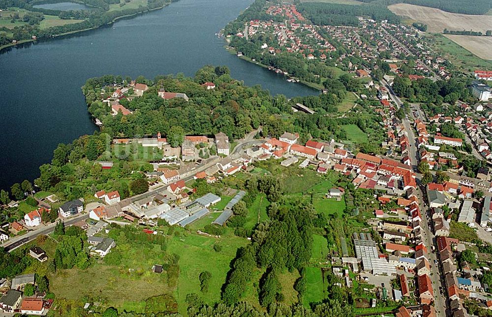 Mirow / Mecklenburg Vorpommern aus der Vogelperspektive: Mirow / Mecklenburg Vorpommern Blick auf Schlossinsel am Mirower See und Stadtzentrum Mirow 16.09.2003