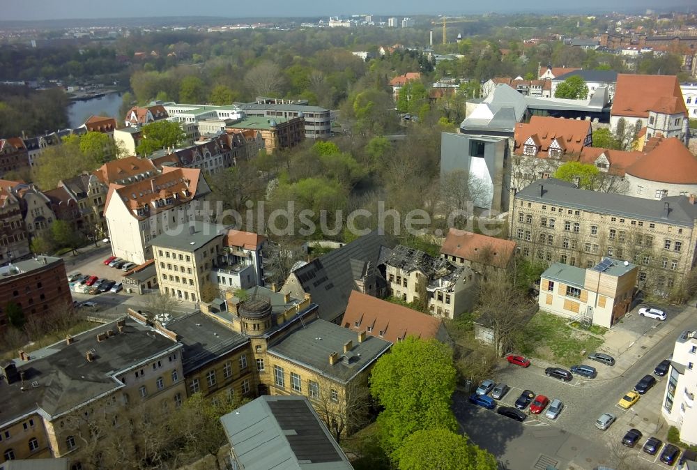 Halle / Saale aus der Vogelperspektive: Mischbebauung von Alt- und Neubau- Wohngebäuden an der Mühlgasse - Mühlpforte in der Altstadt von Halle in Sachsen-Anhalt