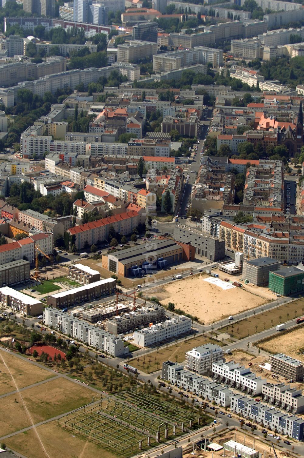 Berlin von oben - Mischbebauung einer Mehrfamilienhaussiedlung und Gewerbeflächen zwischen Hermann-Blankenstein-Straße und Eldenaer Straße in Berlin, Deutschland