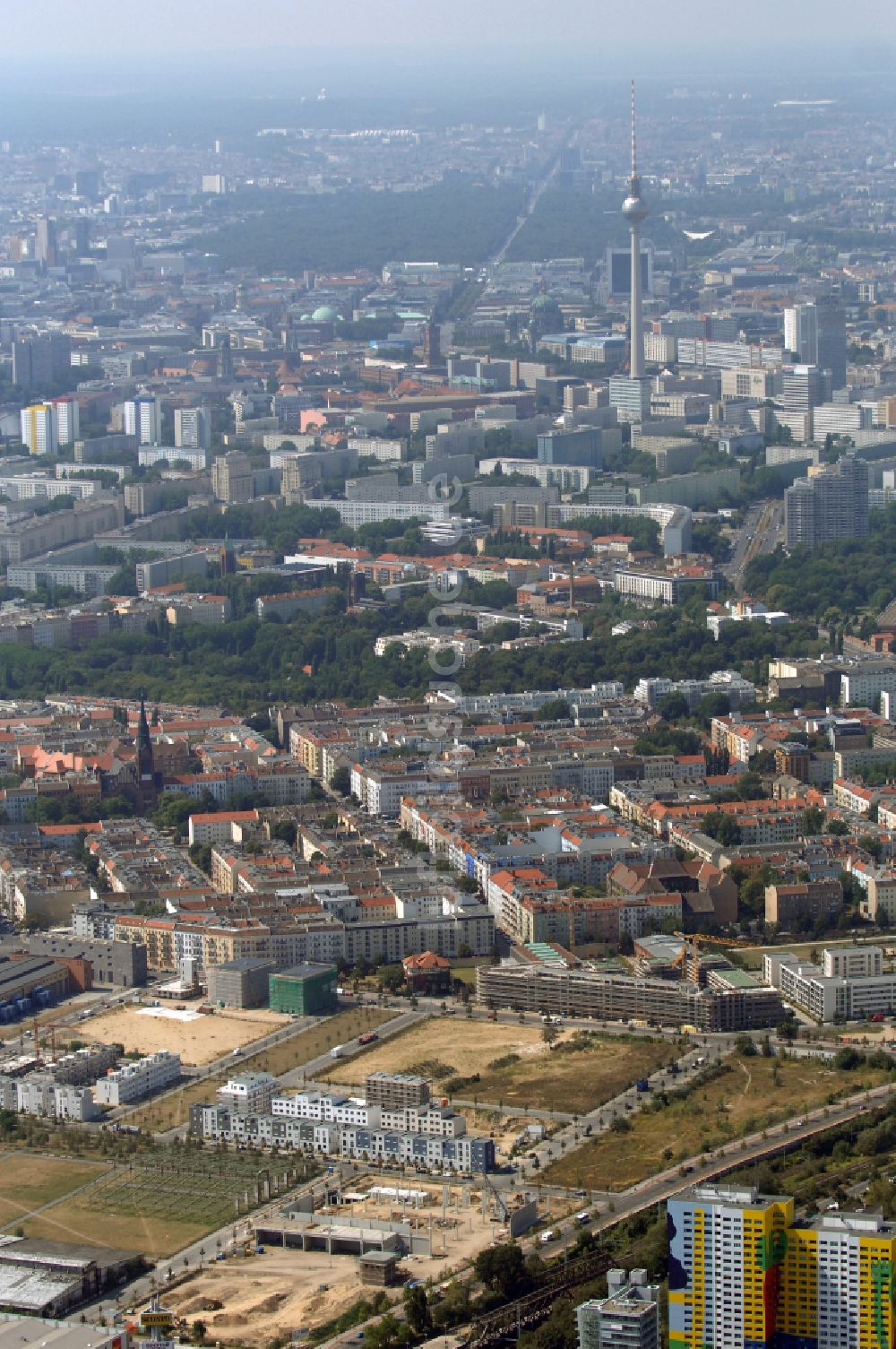 Berlin aus der Vogelperspektive: Mischbebauung einer Mehrfamilienhaussiedlung und Gewerbeflächen zwischen Hermann-Blankenstein-Straße und Eldenaer Straße in Berlin, Deutschland