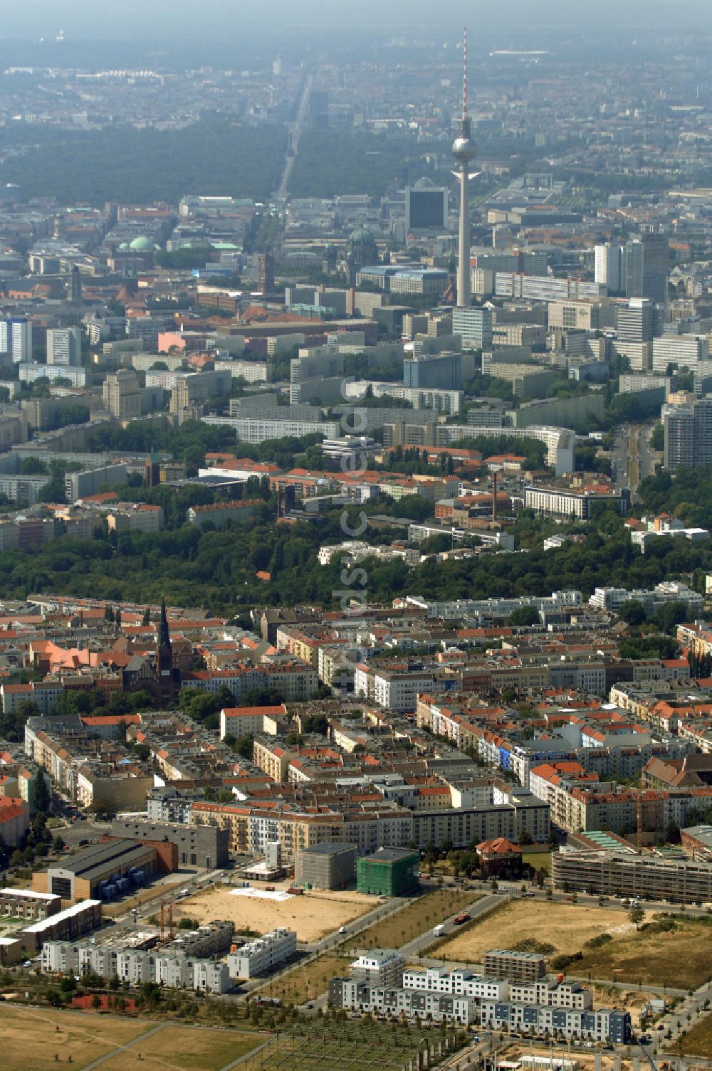 Berlin aus der Vogelperspektive: Mischbebauung einer Mehrfamilienhaussiedlung und Gewerbeflächen zwischen Hermann-Blankenstein-Straße und Eldenaer Straße in Berlin, Deutschland