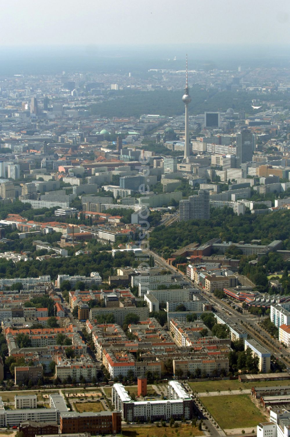 Berlin von oben - Mischbebauung einer Mehrfamilienhaussiedlung und Gewerbeflächen zwischen Hermann-Blankenstein-Straße und Eldenaer Straße in Berlin, Deutschland