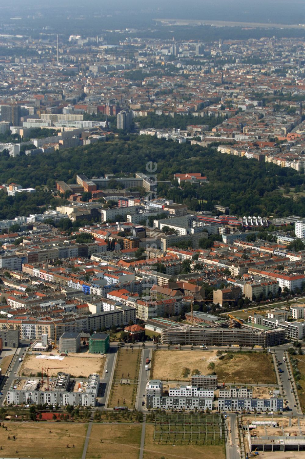 Berlin aus der Vogelperspektive: Mischbebauung einer Mehrfamilienhaussiedlung und Gewerbeflächen zwischen Hermann-Blankenstein-Straße und Eldenaer Straße in Berlin, Deutschland