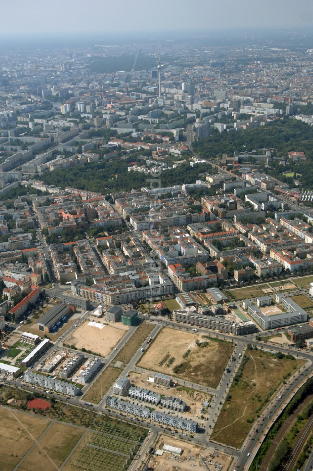 Luftaufnahme Berlin - Mischbebauung einer Mehrfamilienhaussiedlung und Gewerbeflächen zwischen Hermann-Blankenstein-Straße und Eldenaer Straße in Berlin, Deutschland