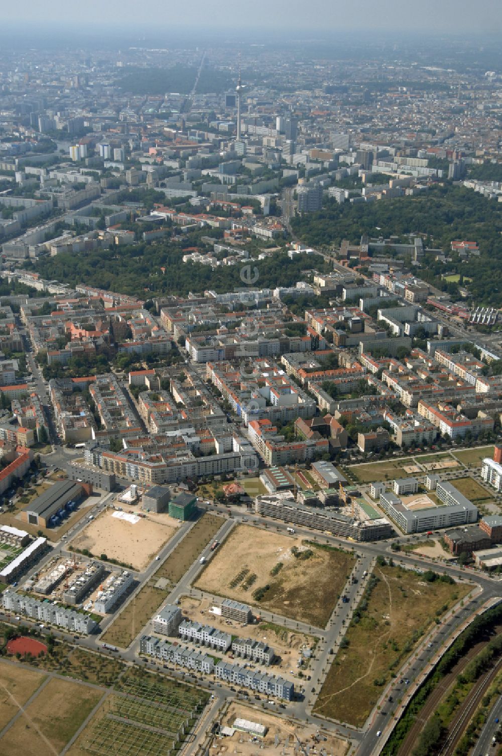 Berlin von oben - Mischbebauung einer Mehrfamilienhaussiedlung und Gewerbeflächen zwischen Hermann-Blankenstein-Straße und Eldenaer Straße in Berlin, Deutschland