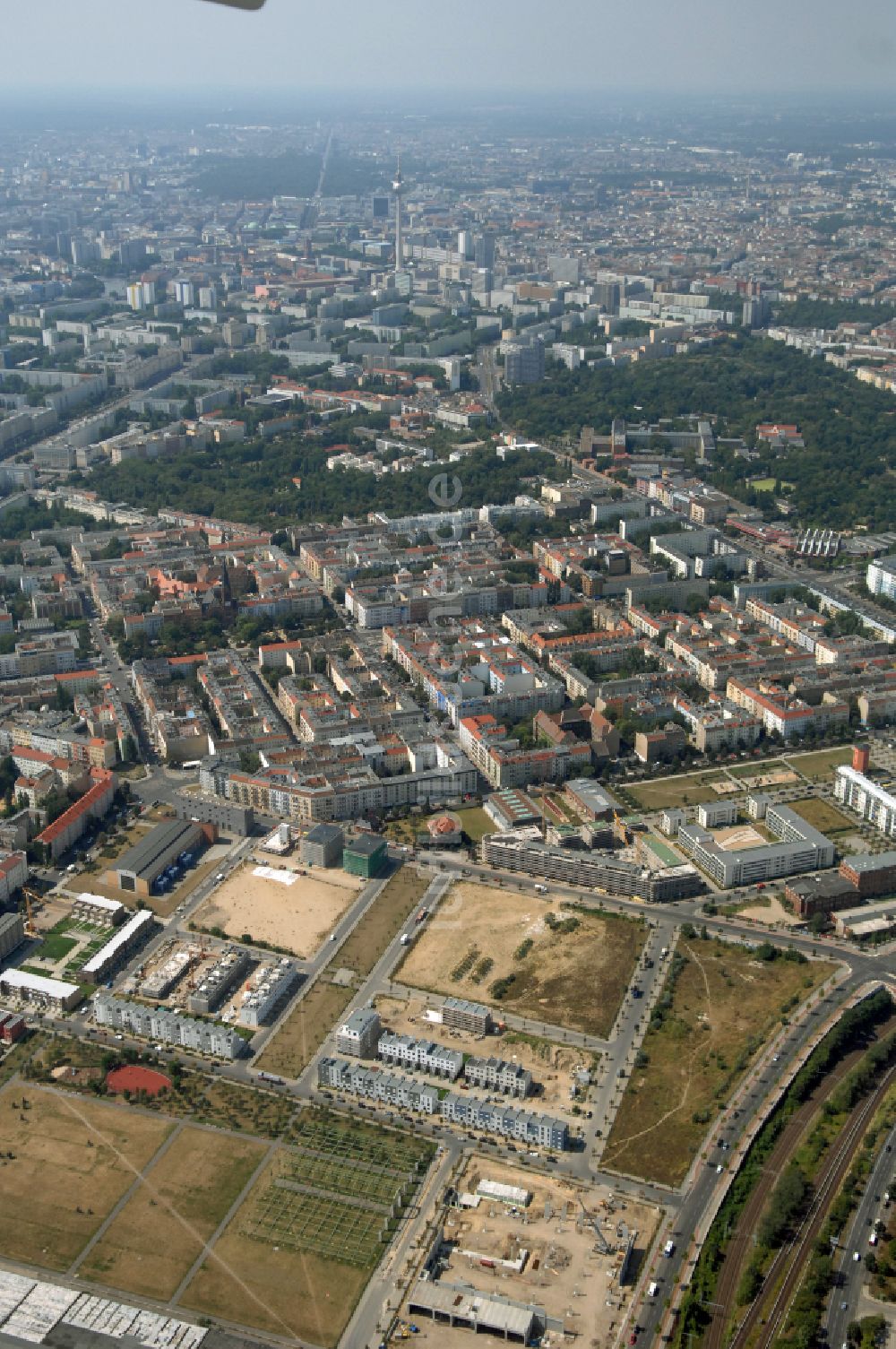 Berlin aus der Vogelperspektive: Mischbebauung einer Mehrfamilienhaussiedlung und Gewerbeflächen zwischen Hermann-Blankenstein-Straße und Eldenaer Straße in Berlin, Deutschland