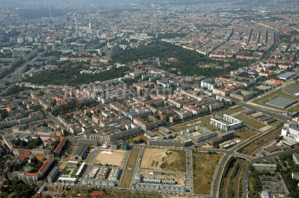 Berlin aus der Vogelperspektive: Mischbebauung einer Mehrfamilienhaussiedlung und Gewerbeflächen zwischen Hermann-Blankenstein-Straße und Eldenaer Straße in Berlin, Deutschland