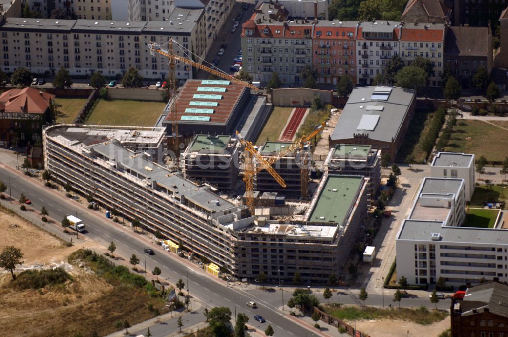 Berlin aus der Vogelperspektive: Mischbebauung einer Mehrfamilienhaussiedlung und Gewerbeflächen zwischen Hermann-Blankenstein-Straße und Eldenaer Straße in Berlin, Deutschland