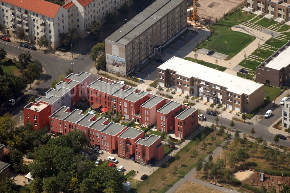 Berlin aus der Vogelperspektive: Mischbebauung einer Mehrfamilienhaussiedlung und Gewerbeflächen zwischen Hermann-Blankenstein-Straße und Eldenaer Straße in Berlin, Deutschland