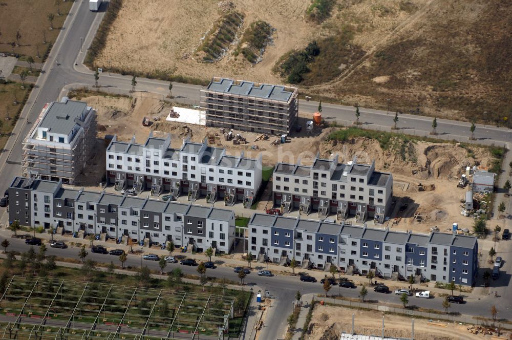 Berlin von oben - Mischbebauung einer Mehrfamilienhaussiedlung und Gewerbeflächen zwischen Hermann-Blankenstein-Straße und Eldenaer Straße in Berlin, Deutschland