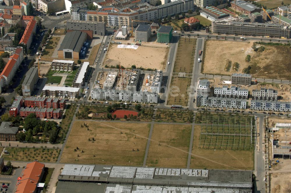 Berlin aus der Vogelperspektive: Mischbebauung einer Mehrfamilienhaussiedlung und Gewerbeflächen zwischen Hermann-Blankenstein-Straße und Eldenaer Straße in Berlin, Deutschland