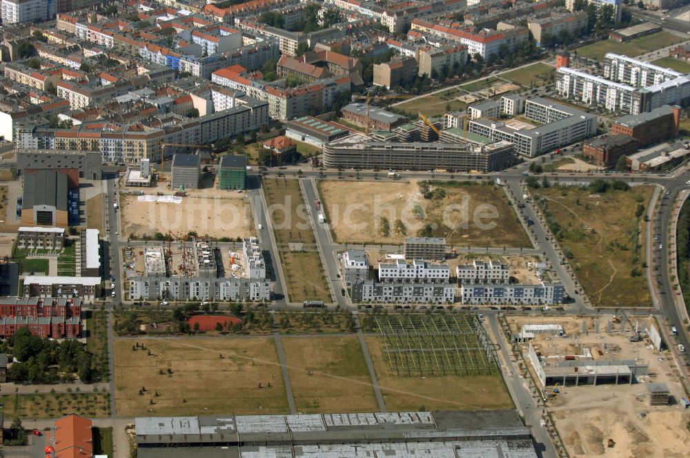 Berlin aus der Vogelperspektive: Mischbebauung einer Mehrfamilienhaussiedlung und Gewerbeflächen zwischen Hermann-Blankenstein-Straße und Eldenaer Straße in Berlin, Deutschland