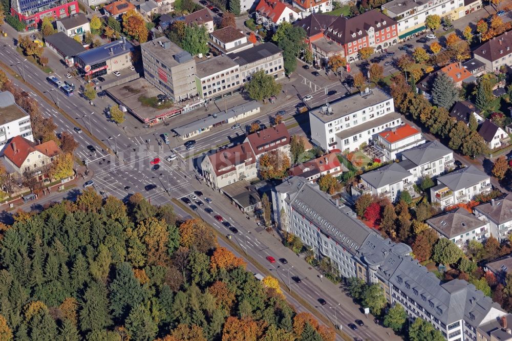 München von oben - Mischbebauung mit Wohngebiet und Gewerbeflächen im Bereich der Kreuzung Fürstenrieder Straße und Waldfriedhofstraße in München im Bundesland Bayern