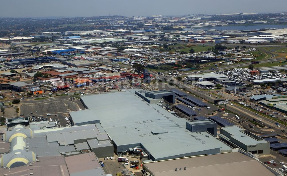 Boksburg von oben - Mischbebauung der Wohngebiets-, Gewerbeflächen und Einkaufszentrum im Ortsteil Hughes in Boksburg in Gauteng, Südafrika