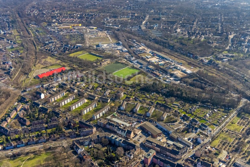 Luftbild Duisburg - Mischbebauung der Wohngebiets- und Gewerbeflächen entlang der Kaiser-Friedrich-Straße - Westerwaldstraße - Im Holtkamp im Ortsteil Marxloh in Duisburg im Bundesland Nordrhein-Westfalen, Deutschland