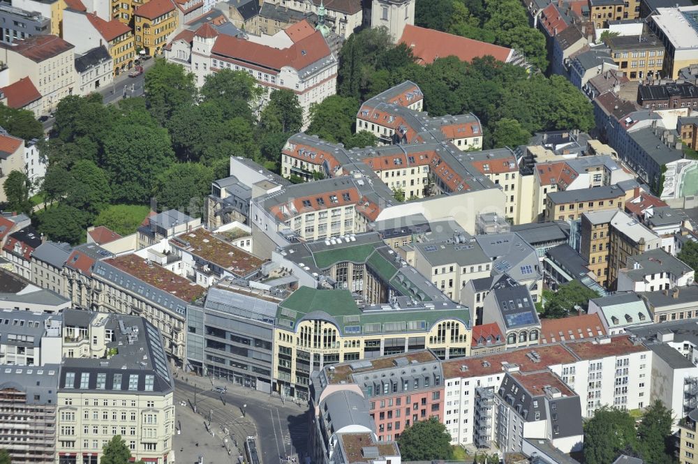 Berlin aus der Vogelperspektive: Mischbebauung der Wohngebiets- und Gewerbeflächen Hackeschen Höfe der PentaNex GmbH in der Spandauer Vorstadt im Ortsteil Mitte in Berlin, Deutschland