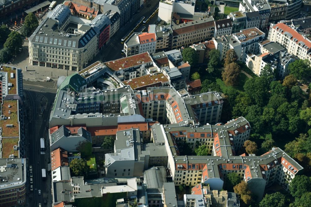 Luftaufnahme Berlin - Mischbebauung der Wohngebiets- und Gewerbeflächen Hackeschen Höfe der PentaNex GmbH in der Spandauer Vorstadt im Ortsteil Mitte in Berlin, Deutschland