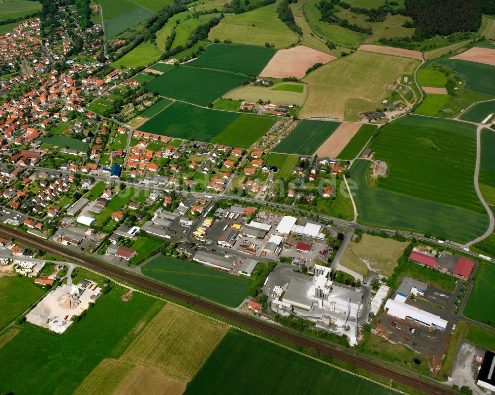 Heinebach aus der Vogelperspektive: Mischbebauung der Wohngebiets- und Gewerbeflächen in Heinebach im Bundesland Hessen, Deutschland