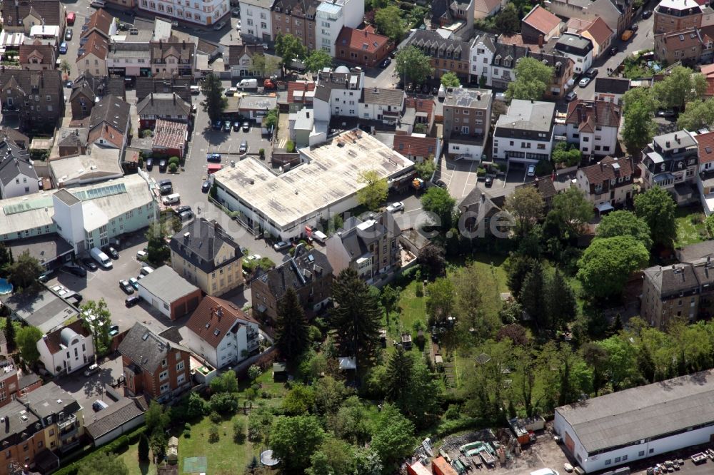 Mainz aus der Vogelperspektive: Mischbebauung der Wohngebiets- und Gewerbeflächen in Mainz Mombach im Bundesland Rheinland-Pfalz, Deutschland