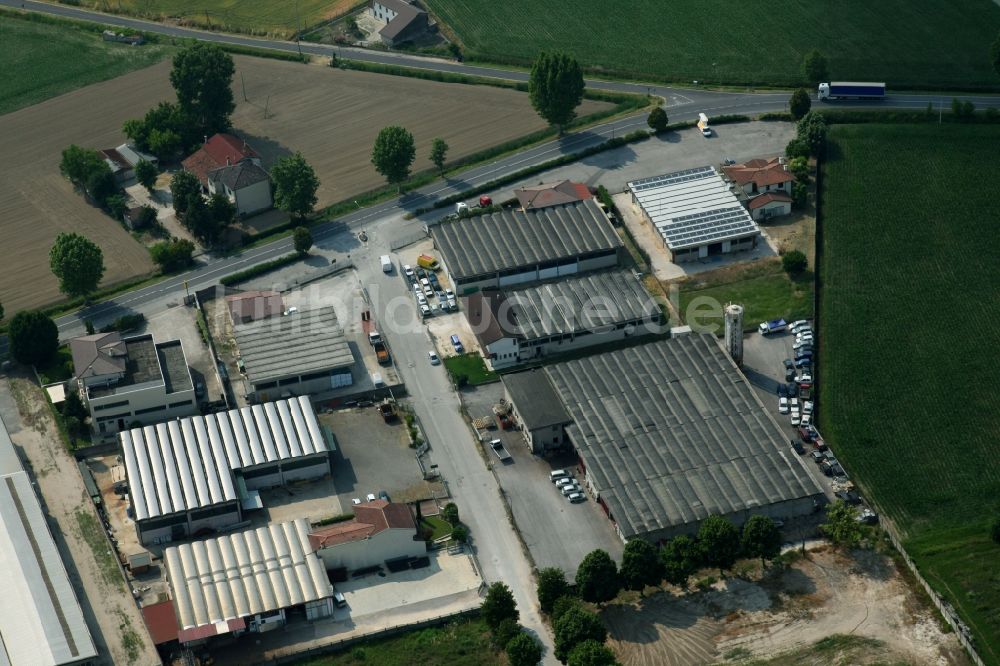 Minerbe von oben - Mischbebauung der Wohngebiets- und Gewerbeflächen in Minerbe in Venetien, Italien