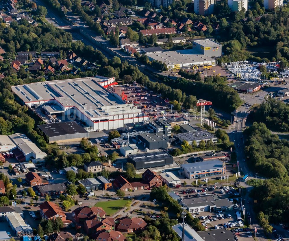 Schwentinental aus der Vogelperspektive: Mischbebauung der Wohngebiets- und Gewerbeflächen Schwentinental- Raisdorf in Schwentinental im Bundesland Schleswig-Holstein, Deutschland