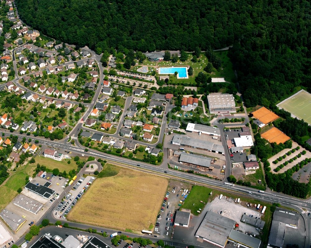 Lollar von oben - Mischbebauung der Wohngebiets- und Gewerbeflächen an der Schwimmbadstraße in Lollar im Bundesland Hessen, Deutschland