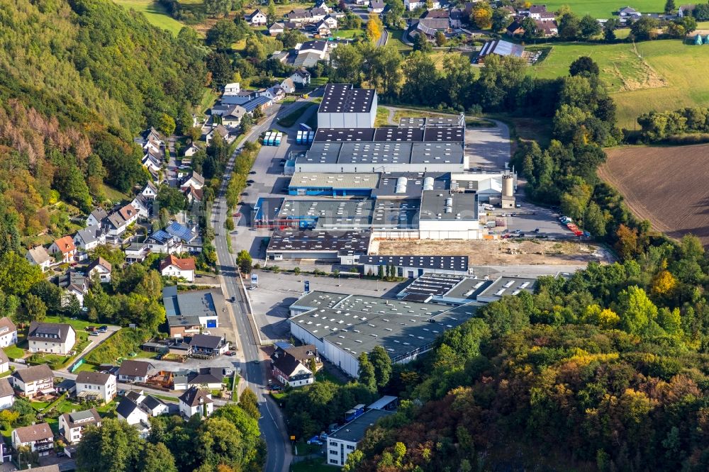 Sundern (Sauerland) von oben - Mischbebauung der Wohngebiets- und Gewerbeflächen in Sundern (Sauerland) im Bundesland Nordrhein-Westfalen, Deutschland