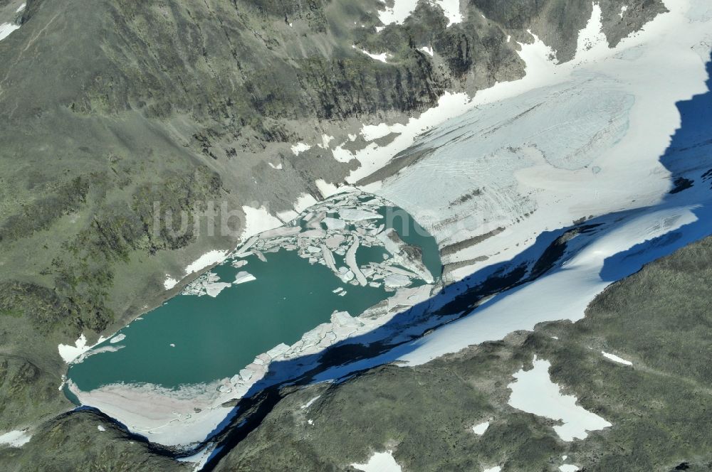 Fortun aus der Vogelperspektive: Mit Eis bedeckter Gletscher See - Landschaft in den Fjorden bei Fortunn in der Provinz Sogn og Fjordane in Norwegen