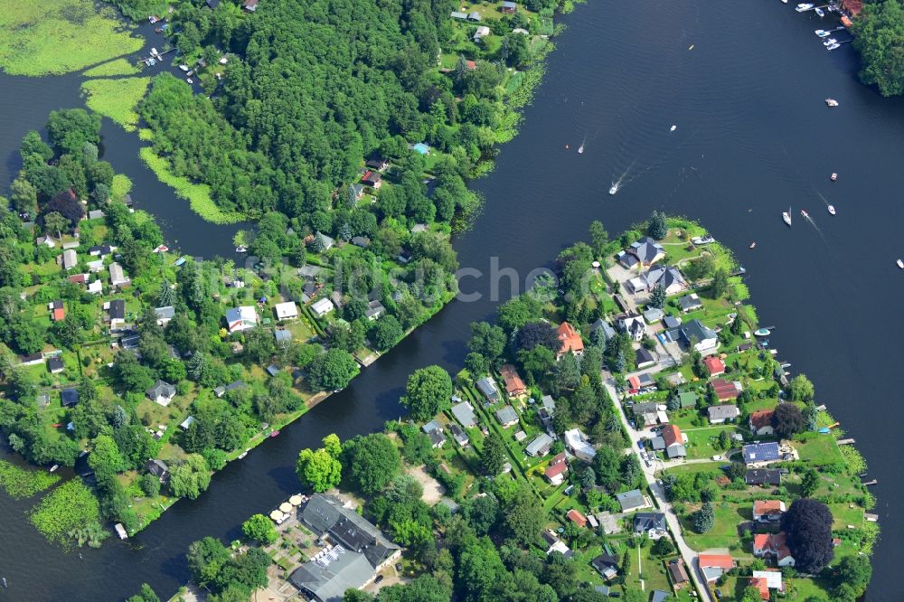 Berlin Rahnsdorf aus der Vogelperspektive: Mit Entengrütze und Schlingpflanzen verwucherte Uferbereiche am Müggelwerder in Berlin Rahnsdorf