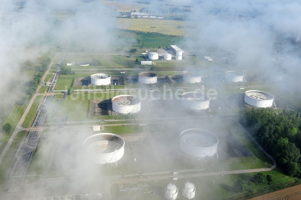 Luftbild Seefeld - Mit Frühnebelfeldern bedecktes Mineralöl- Tanklager Seefeldim Bundesland Brandenburg