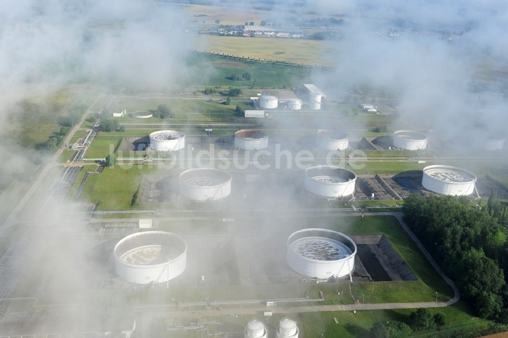 Luftaufnahme Seefeld - Mit Frühnebelfeldern bedecktes Mineralöl- Tanklager Seefeldim Bundesland Brandenburg