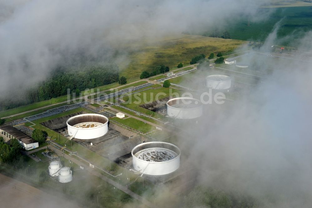 Seefeld von oben - Mit Frühnebelfeldern bedecktes Mineralöl- Tanklager Seefeldim Bundesland Brandenburg