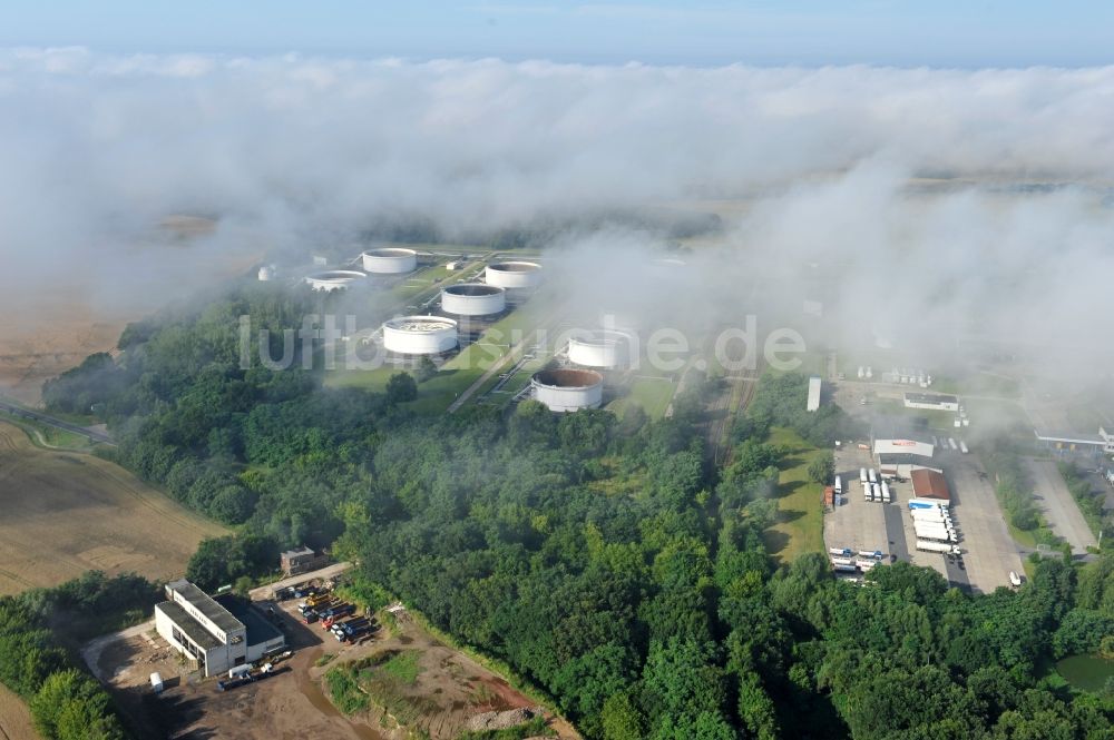 Seefeld von oben - Mit Frühnebelfeldern bedecktes Mineralöl- Tanklager Seefeldim Bundesland Brandenburg