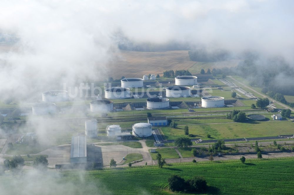 Seefeld aus der Vogelperspektive: Mit Frühnebelfeldern bedecktes Mineralöl- Tanklager Seefeldim Bundesland Brandenburg