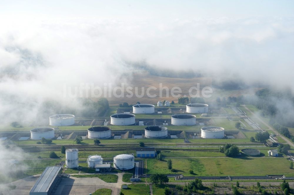 Luftbild Seefeld - Mit Frühnebelfeldern bedecktes Mineralöl- Tanklager Seefeldim Bundesland Brandenburg