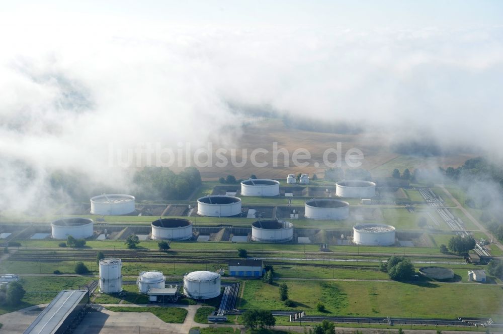 Luftaufnahme Seefeld - Mit Frühnebelfeldern bedecktes Mineralöl- Tanklager Seefeldim Bundesland Brandenburg