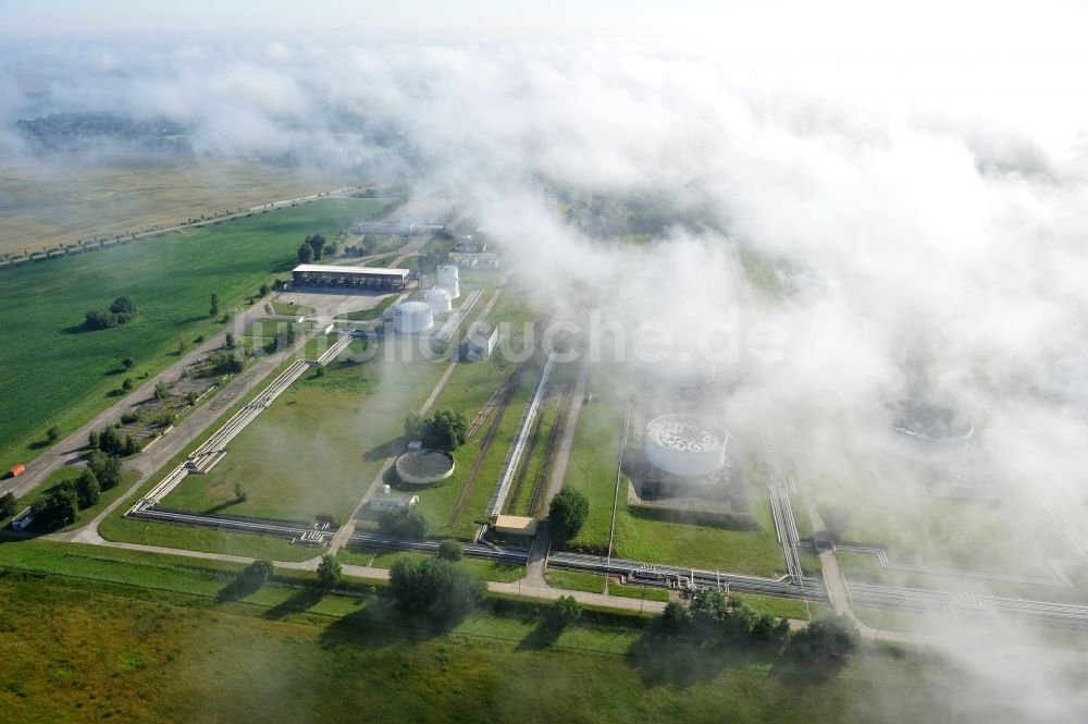 Luftbild Seefeld - Mit Frühnebelfeldern bedecktes Mineralöl- Tanklager Seefeldim Bundesland Brandenburg