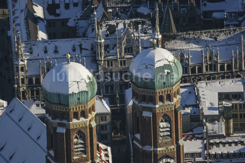 Luftbild München - Mit Schnee bedeckte Dachkuppeln der Türme der Frauen- Kirche im Zentrum der Landeshauptstadt München in Bayern