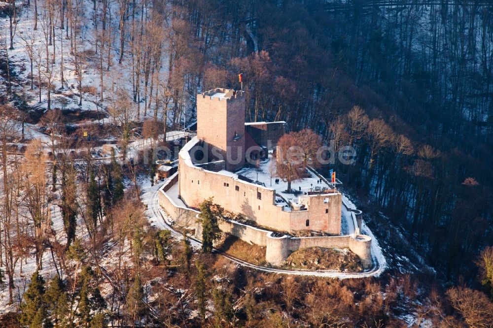 Luftaufnahme Klingenmünster - Mit Schnee bedeckte Ruine und Mauerreste der ehemaligen Burganlage Landeck in Klingenmünster im Bundesland Rheinland-Pfalz im Winter