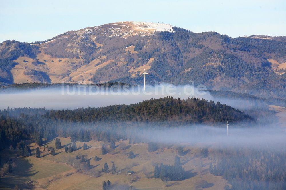Fröhnd von oben - Mit Schnee bedeckter Berg- Gipfel bei Fröhnd im Bundesland Baden-Württemberg