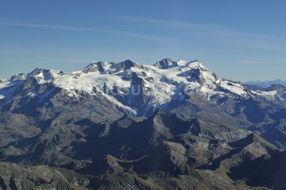 Wallis von oben - Mit Schnee bedeckter Berg - Gipfel des Mont Blanc , dem höchsten Berg im Gebirge der Alpen im Dreiländereck bei Wallis in der Schweiz