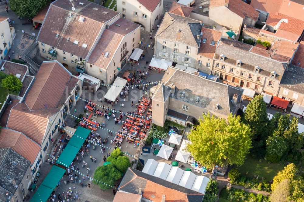 Rodemack von oben - Mittelaltermarkt in Rodemack in Grand Est, Frankreich