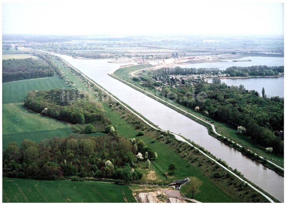 Luftaufnahme Hohenwarthe - Mittellandkanal an der Doppelsparschleuse Hohenwarthe am Wasserstraßenkreuz Magdeburg.