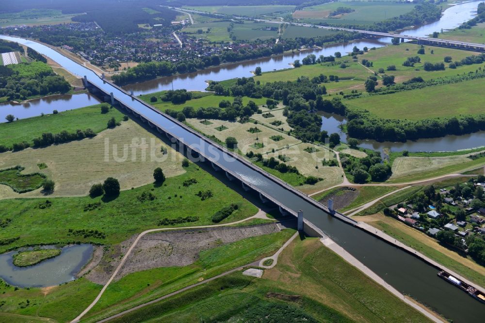 Wolmirstedt aus der Vogelperspektive: Mittellandkanal und Elbe im Bereich des Wasserstrassenkreuz Magdeburg in Wolmirstedt im Bundesland Sachsen-Anhalt