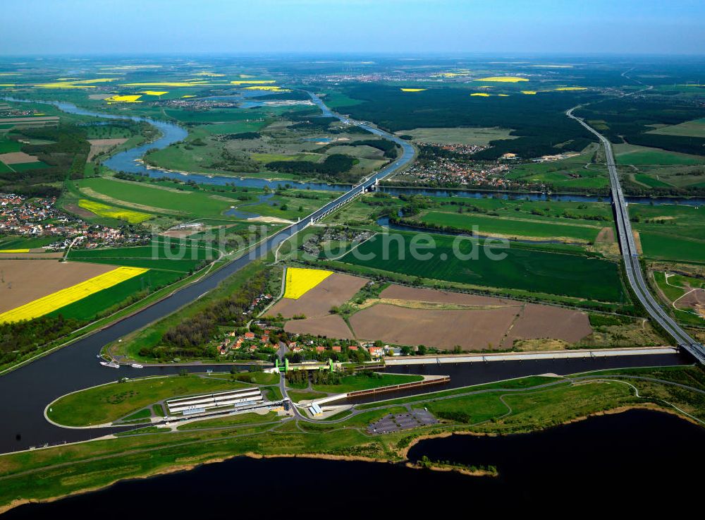 Rothensee aus der Vogelperspektive: Mittellandkanalverlauf an der Schleuse Rothensee über der Elbe im Bundesland Sachsen-Anhalt