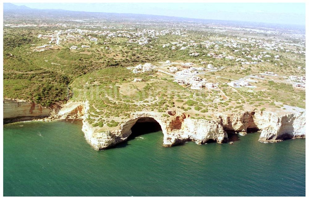 Carvoeiro von oben - Mittelmeerküstenbereich von Carvoeiro in der Algarve / Portugal.