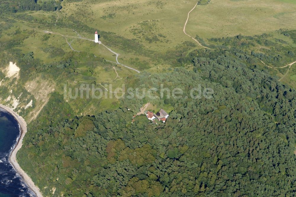 Insel Hiddensee von oben - Mitten im Wald stehendes Gebäude vom Restaurant Zum Klausner auf der Insel Hiddensee im Bundesland Mecklenburg-Vorpommern